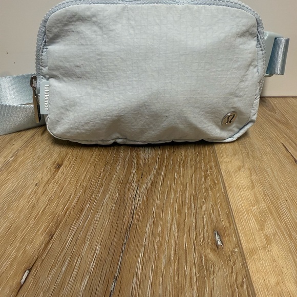 lululemon Light Blue Mist Crossbody Belt Bag - Picture 2 of 16